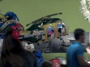 Mickey und Minnie Mouse im Militärhubschrauber