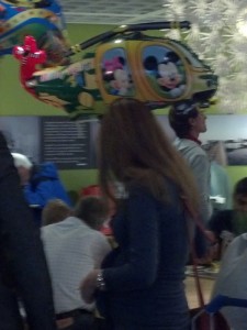 Mickey und Minnie Mouse im Militärhubschrauber