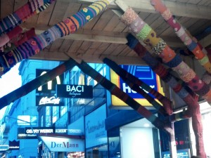 Wolle um das Baugerüst