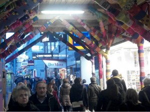 Wolle um das Baugerüst