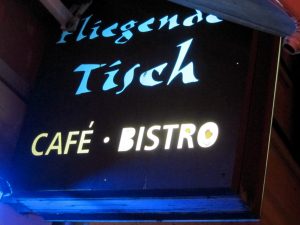 Abendessen im "Fliegender Tisch" in Berlin Friedrichshain, Frühjahr 2017 Abendessen im "Fliegender Tisch" in Berlin Friedrichshain, Frühjahr 2017